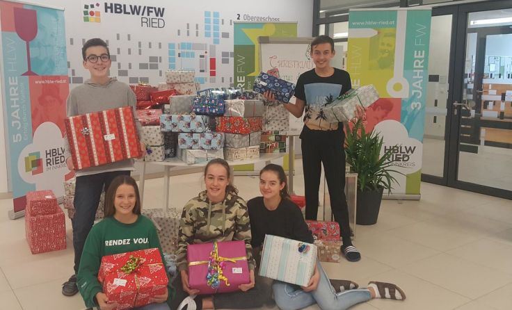 Die Schüler mit den Geschenken für die Landlerhilfe Foto: HBLW
