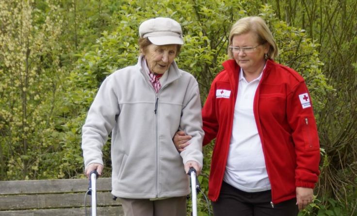 Viele ältere Menschen sind auf den Besuchdienst angewiesen. Foto: Rotes Kreuz Ried