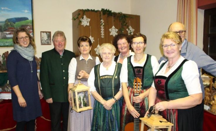 Die Goldhaubenfrauen mit Bürgermeister Johann Jöchtl