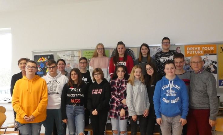 Die Schüler freuen sich über ihren Erfolg beim Börsespiel. Foto: PTS