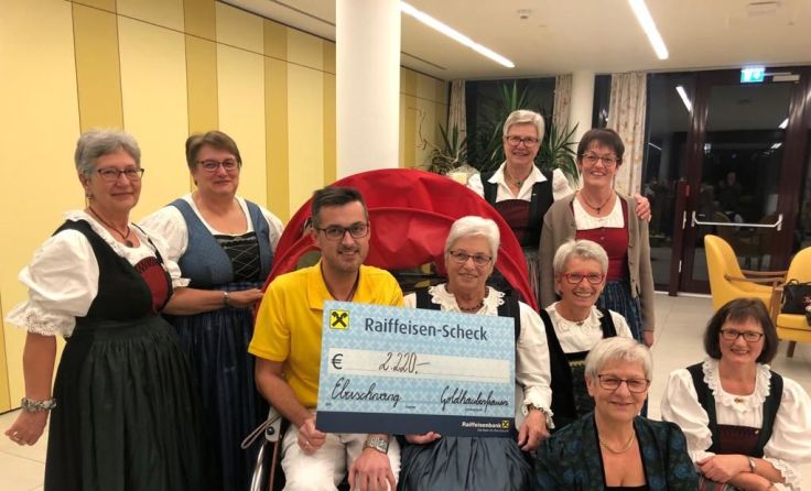 Die Goldhaubenfrauen bei der Übergabe der E-Bike-Rikscha Foto: privat