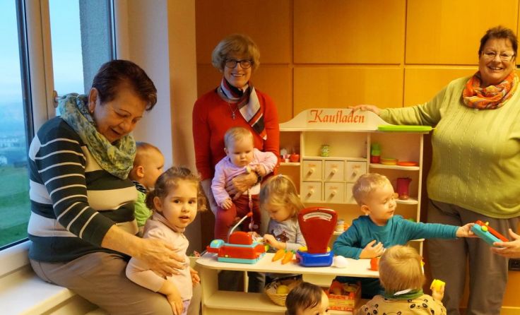 Die Kinder haben eine Riesenfreude mit dem neuen Kaufladen. Foto: Planitzer