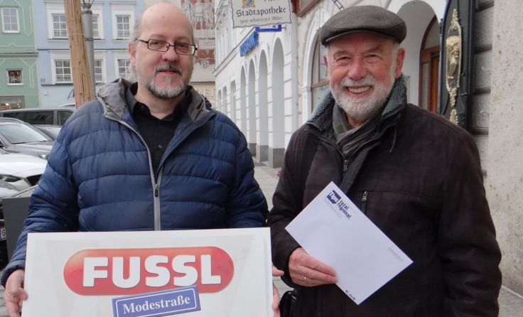 Tips-Redakteur Walter Horn übergibt den Gewinn an Hermann Kitzberger. Foto: Tips