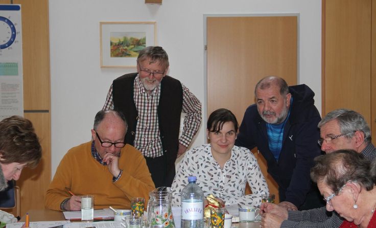 Josef Kettl und Franz Meingaßner geben Hilfestellung beim Schreiben. Foto: Stelzhamerbund
