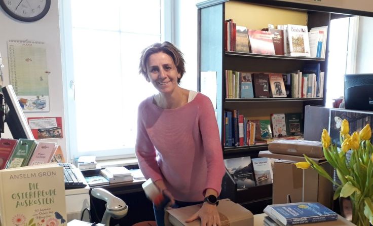 Doris Dim verpackt Bücher für den Online-Versand.