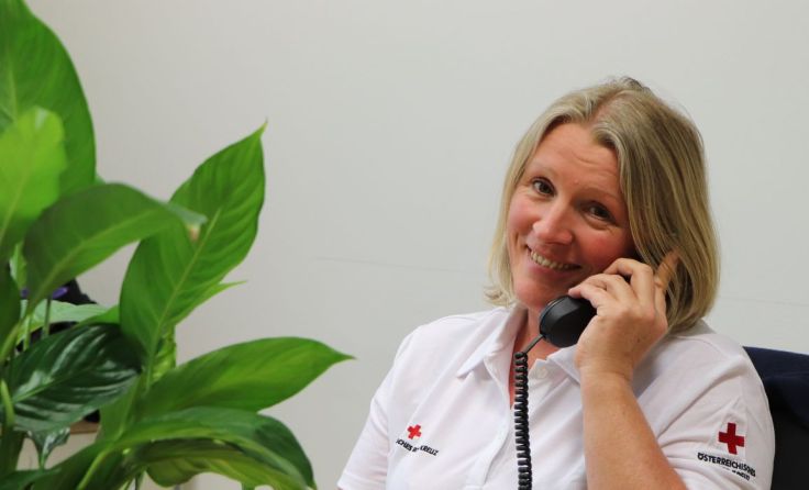 Hospizkoordinatorin Andrea Hartinger am Trauer-Telefon Foto: Rotes Kreuz Ried