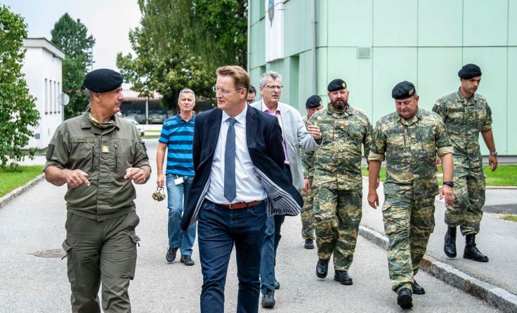 Manfred Hofinger beim Rundgang in der Kaserne Fotos: ÖBH