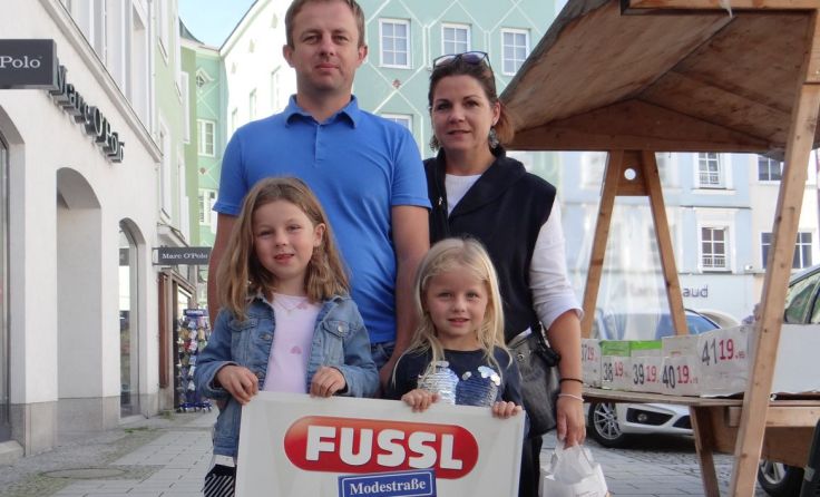 Bernhard und Sandra Zöbl mit ihren Töchtern Anna und Lea. Foto: Tips/Pixner