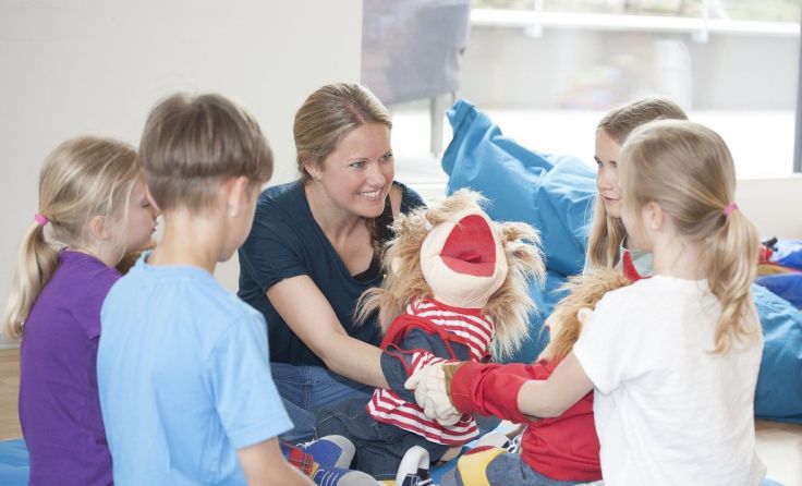 In kleinen Gruppen werden die Kinder angeleitet. Foto: Rainbows
