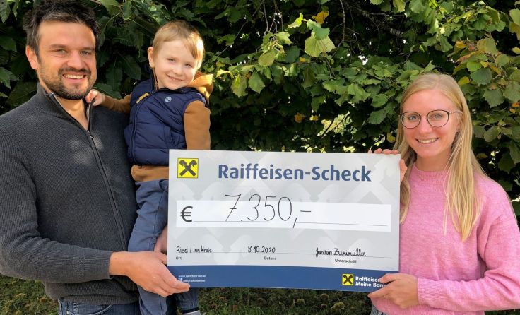 Albert und Veit Hofmann nehmen den Scheck von Jasmin Zweimüller entgegen. Foto: privat