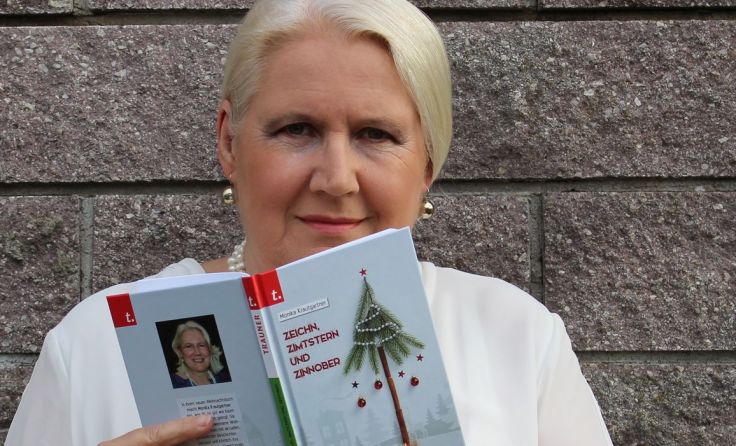 Monika Krautgartner mit ihrem neuen Weihnachtsbuch. Foto: Nagele