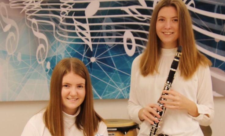Elena und Laura Wieser mit ihren Instrumenten Foto: Planitzer