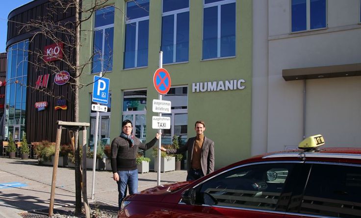 Daniel Brandscheid und Center-Manager Christoph Vormair beim neuen Taxistand Foto: Weberzeile
