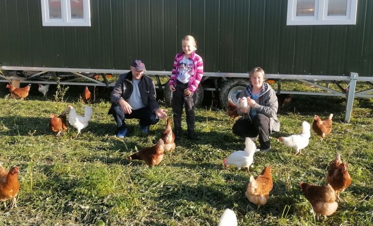 Familie Flotzinger mit ihren glücklichen Hühnern. Foto Rosenauer