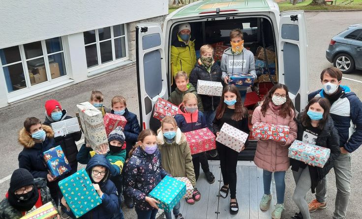 Die Schüler der Franziskusschule beim Verladen der Packerl. Fotos: privat
