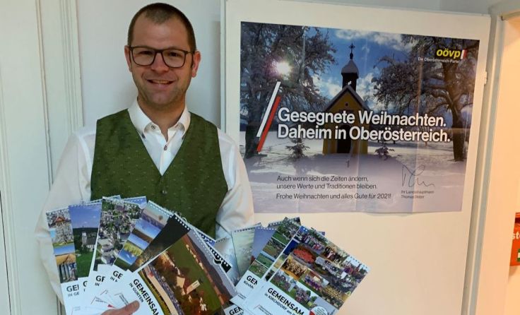 VP-Bezirksgeschäftsführer Christoph Regl mit den individuell gestalteten Kalendern. Foto: ÖVP