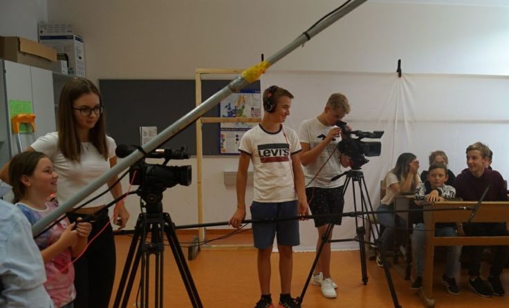 Die Schüler beim Filmdreh für die Jubiläumsausgabe. Foto: NMS