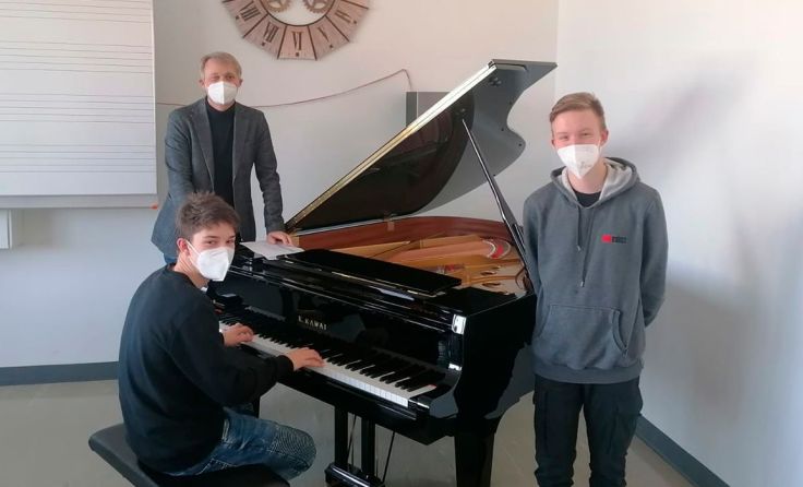 Der neue Flügel steht im Musiksaal. Foto: privat