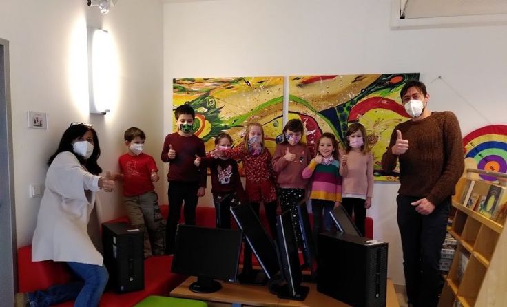 Groß ist die Freude in der Volksschule über die neuen PCs. Foto: privat