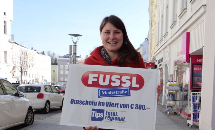Christina Prenninger freut sich über die Fussl-Gutscheine im Wert von 300 Euro. Foto: Tips
