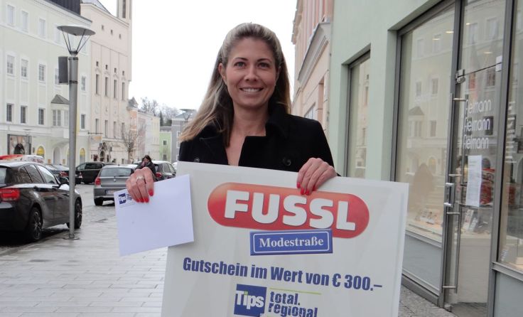 Nadine Eibensteiner freut sich über die Fussl-Gutscheine im Wert von 300 Euro. Foto: Tips
