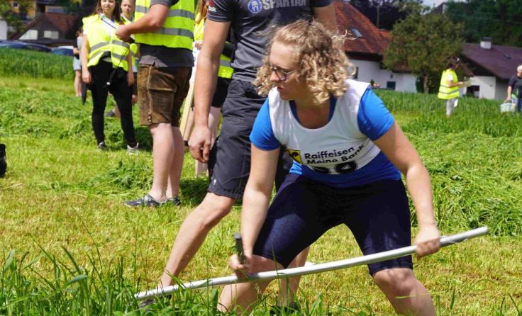 Lisa Schoibl bei ihrem Mäheinsatz Foto: Landjugend OÖ