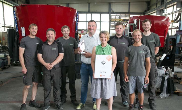 Regina und Christoph Scherfler mit ihren Mitarbeitern Foto: JW Linz/Feichtinger
