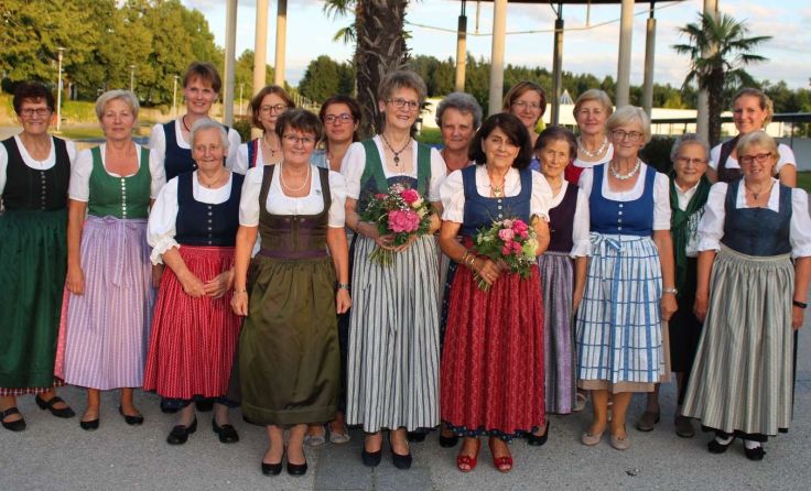 Die Goldhaubenfrauen mit ihrer neuen Obfrau Brunhilde Gadermair (5. v. l.) Foto: privat