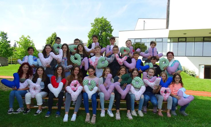 Die Schülerinnen mit ihren selbst genähten Herzkissen. Foto: Franziskanerschule
