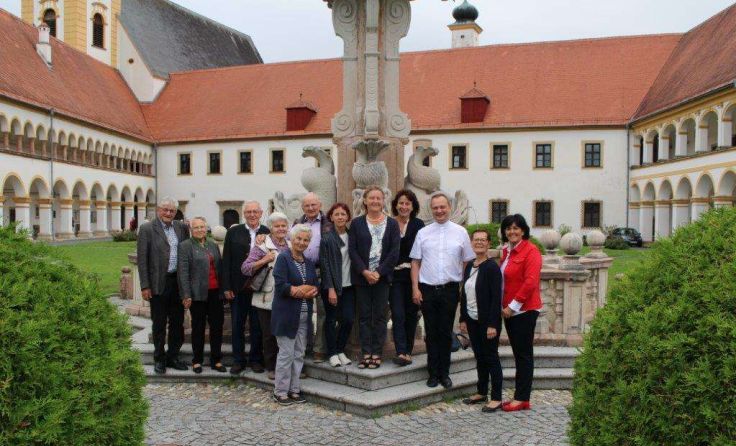 Gemeinschaftsfoto im Stiftsinnenhof Foto: privat