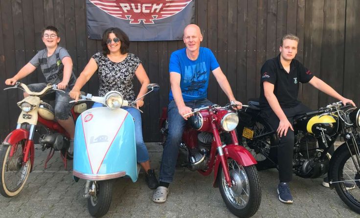Josef Glechner mit seiner Familie und den Oldtimer-Raritäten Foto: privat