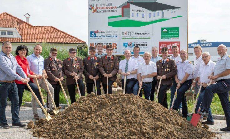 Zahlreiche Ehrengäste kamen zum Spatenstich nach Katzenberg. Foto: privat