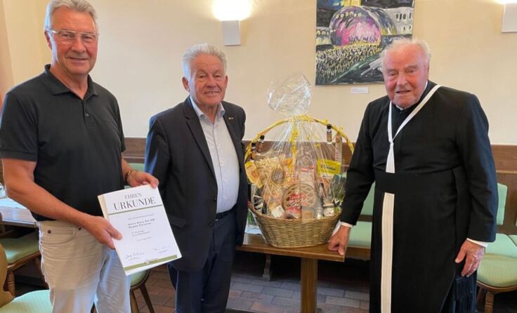 Josef Pühringer, Bezirksobmann Walter Nömaier gratulieren Roman Foissner. (Foto: OÖSB)