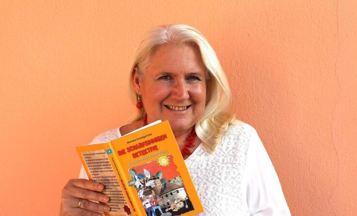 Monika Krautgartner mit ihrem neuen Buch (Foto: Nagele)