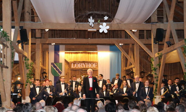 Johann Mösenbichler mit dem Polizeiorchester im Saal des Loryhofs (Foto: Musikverein Wippenham)