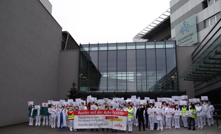 Die vida-Gewerkschafter protestierten auch vor dem Krankenhaus Ried. (Foto: Tips/Pixner)