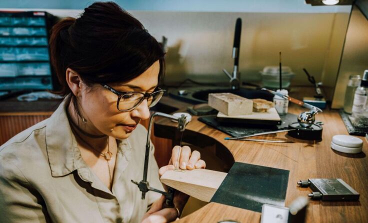 Goldschmiedin Claudia Schiessl bei der Arbeit (Foto: Bilderwerkstatt Bischof)