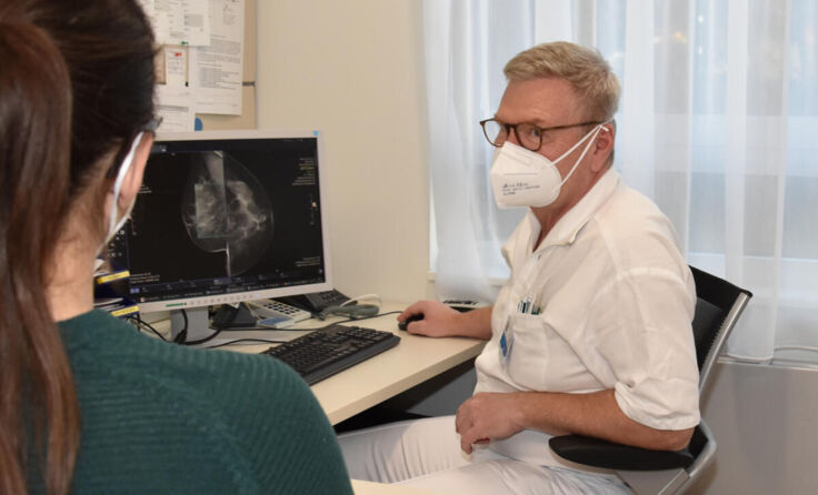 Oberarzt Peter Wurm im Gespräch mit einer Patientin (Foto: KH BHS Ried)