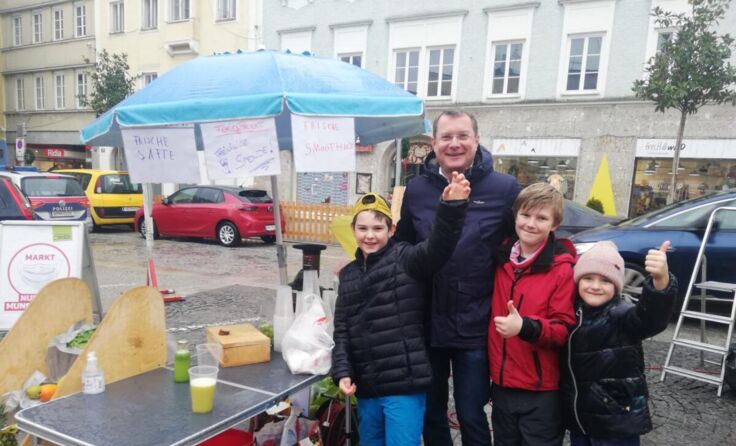 Bernhard Zwielehner mit den Kindern (Foto: Stadtgemeinde)