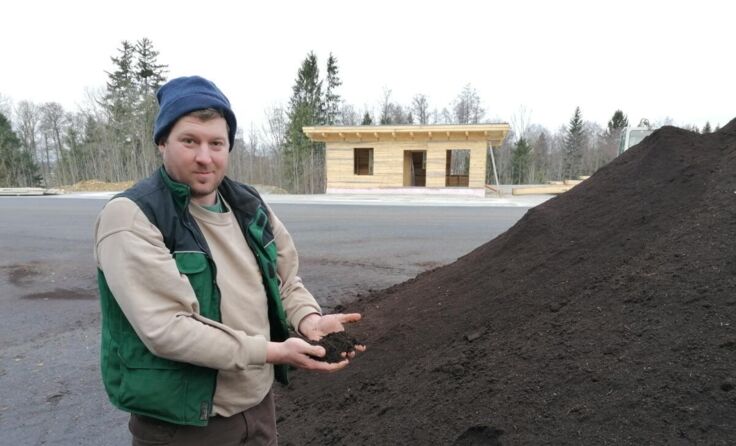 Dominik Einfinger erzeugt feinen Kompost. (Foto: Rosenauer)