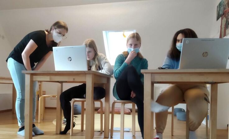 Die Schülerinnen arbeiten hoch konzentriert am Legoroboter. (Foto: Kompass Schule)