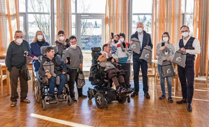 Stefan Scheuch (r.) überreicht die Rucksäcke mit den Smartphones. (Foto: privat)