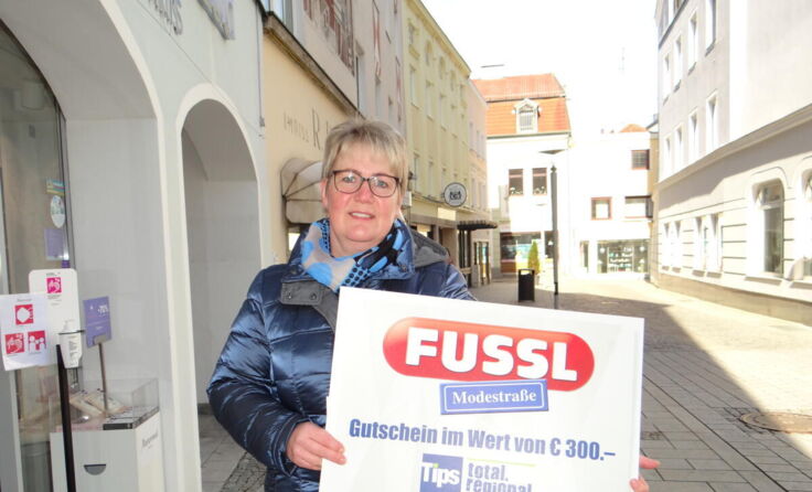 Anita Dreher mit dem Fussl-Gutschein im Wert von 300 Euro (Foto: Tips/Pixner)