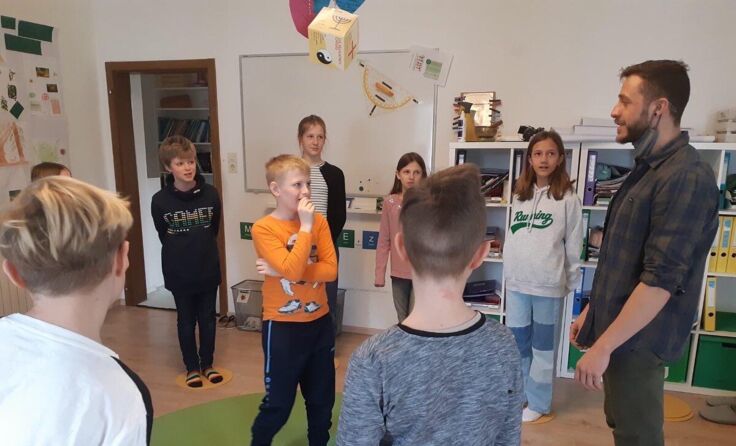Trainer Davis mit den Schülern bei einer Übung (Foto: Kompass Schule)