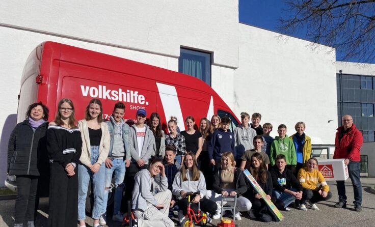 Die Schüler haben die Spenden bei der Volkshilfe abgegeben. (Foto: privat)