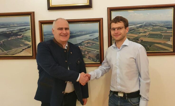 Thomas Dim gratuliert Christian Zechmeister zur Wahl. (Foto: FPÖ)