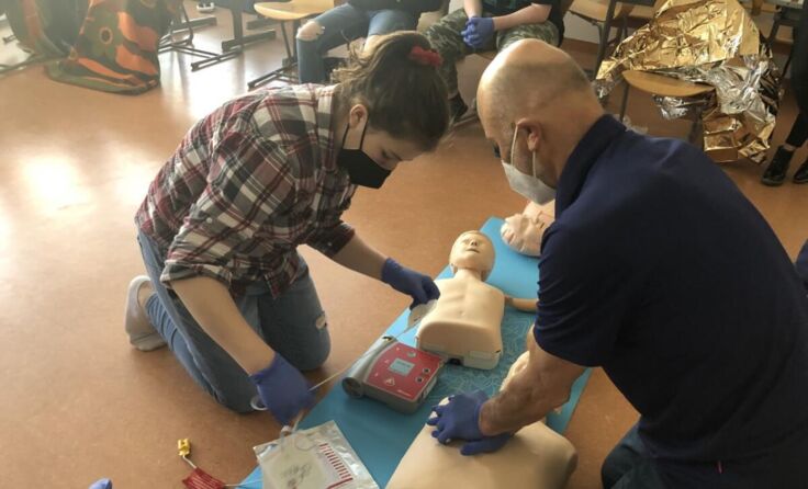 Eine Schülerin beim Erste-Hilfe-Kurs (Foto: PTS)