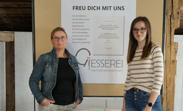 Doris Mair und Tetiana Ovcharuk in der Giesserei (Foto: Söberl)