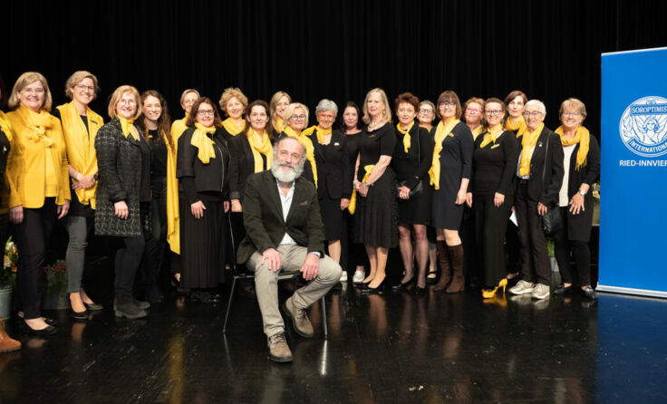 Die Soroptimistinnen mit dem Protagonisten Karl Markovic (Foto: HIGHFOTO - Berghammer e.U.)