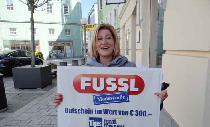 Petra Gollhammer mit dem Fussl-Gutschein im Wert von 300 Euro (Foto: Tips/Pixner)